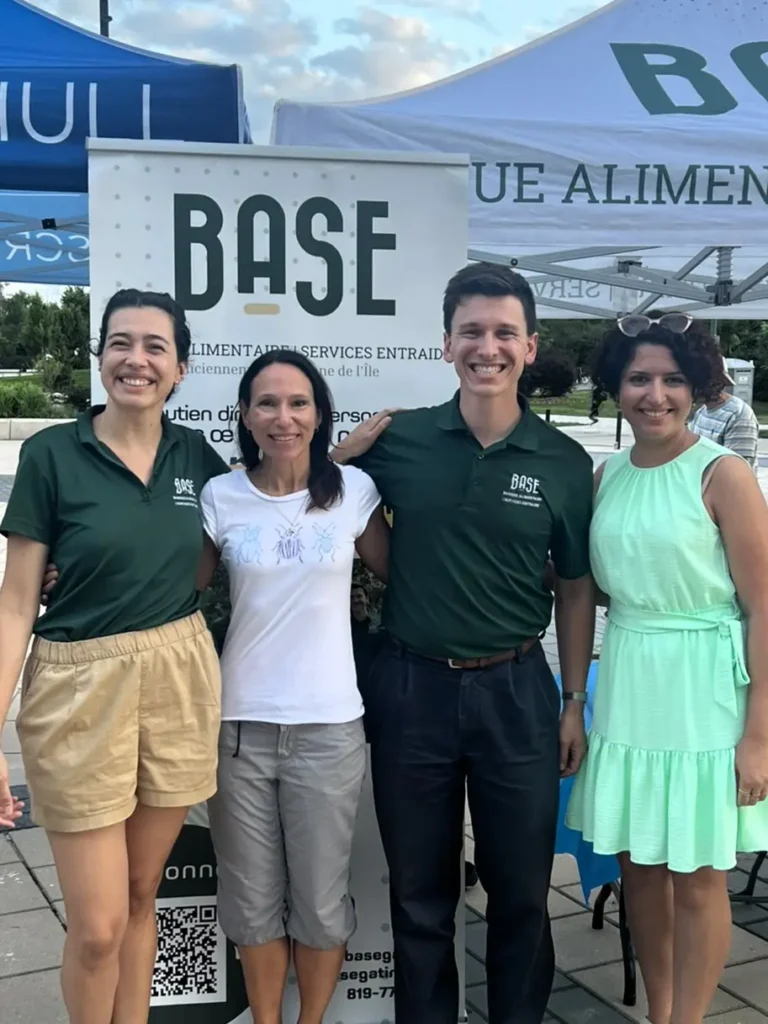 L’équipe de la BASE Banque Alimentaire de Gatineau en compagnie de la députée Suzanne Tremblay lors des Mardis Musicaux du 8 juillet 2025 à l’Agora du Plateau, dans le cadre du programme Profite de l’Été de la Ville de Gatineau.
