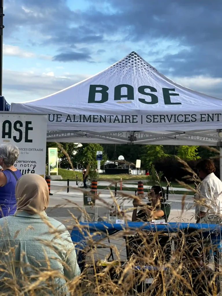 Vue du stand de la BASE Banque Alimentaire de Gatineau à l’Agora du Plateau pendant les Mardis Musicaux du 8 juillet 2025, dans le cadre du programme Profite de l’Été de la Ville de Gatineau.